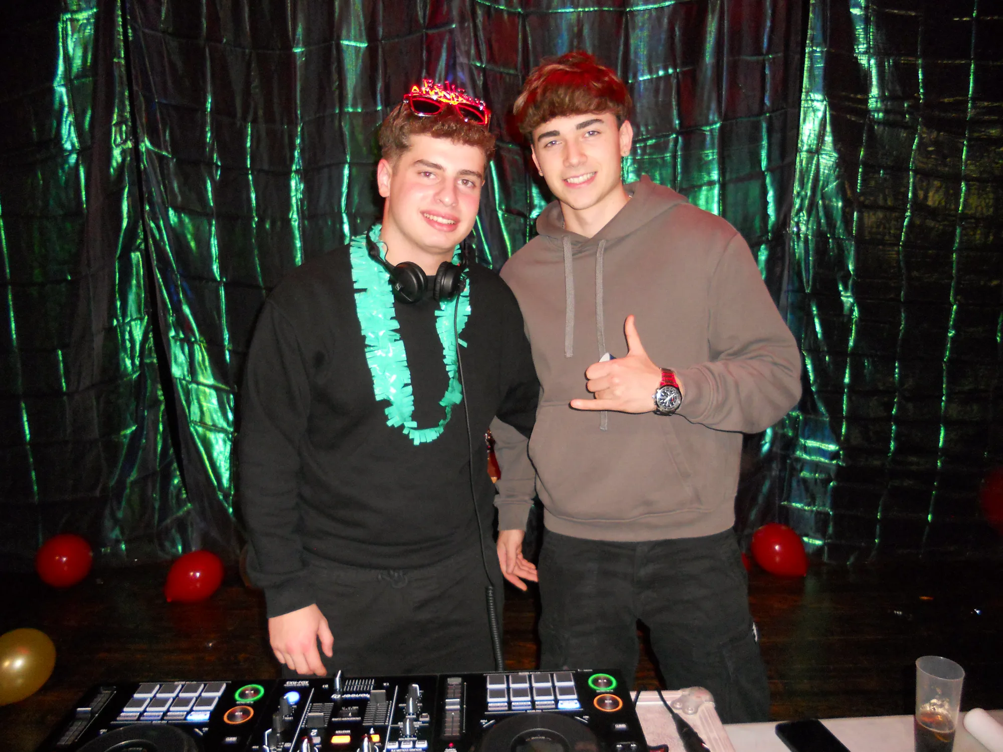 Nois amb controladora DJ