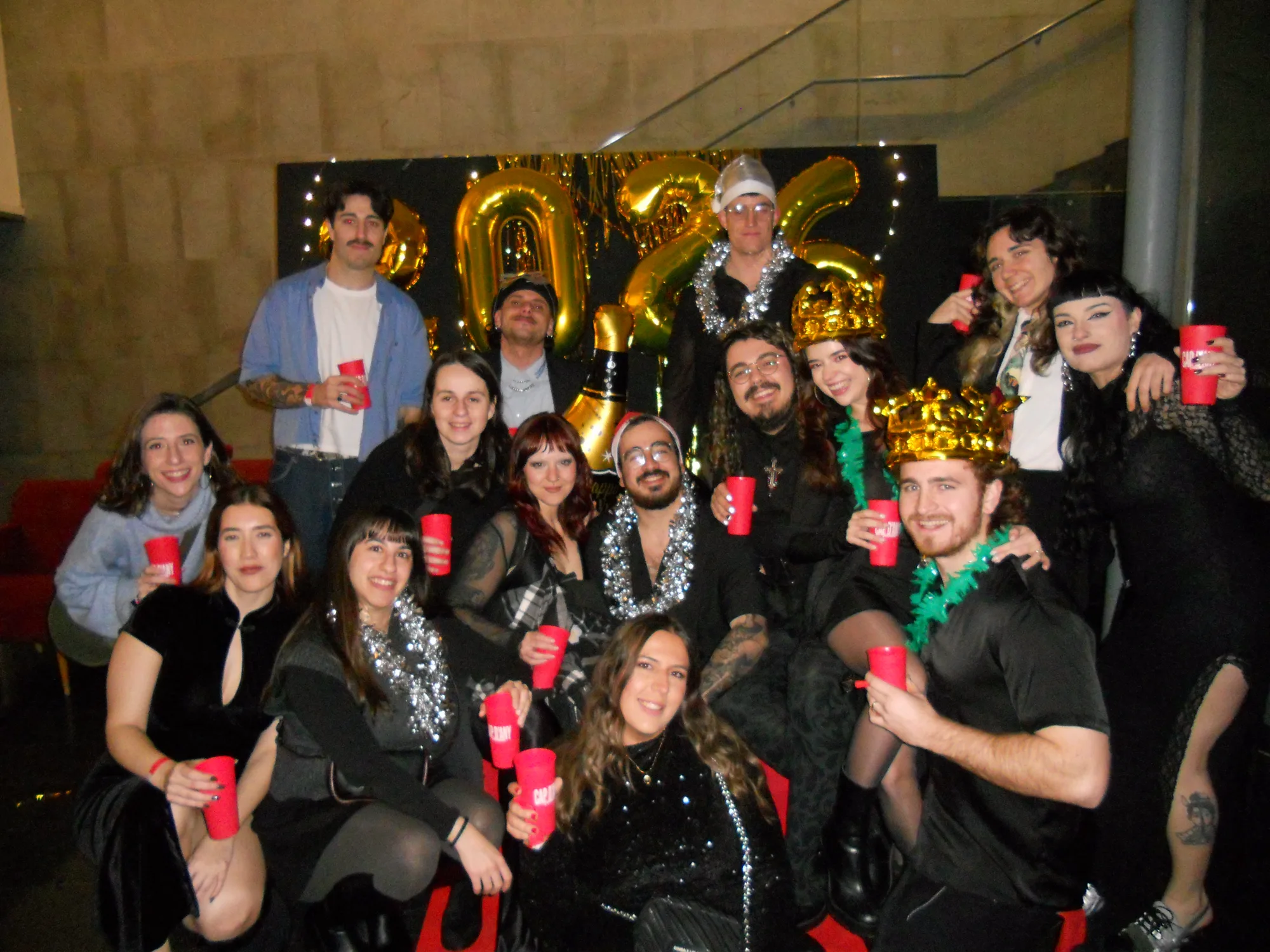 Foto de grup amb decoració 2026, energia festiva